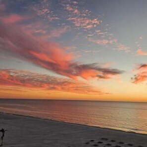 En strand vid solnedgången.