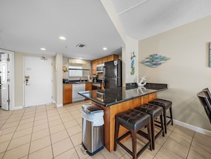 Kjøleskap, mikrobølgeovn, ovn og kokeplater