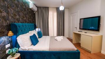 Deluxe-Doppelzimmer, Balkon, Stadtblick | Schreibtisch, Verdunkelungsvorhänge, schallisolierte Zimmer