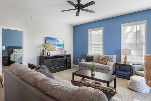 Appartement, meerdere bedden, open haard (Villages at Five Points - West) | Woonruimte | Een 42-inch flatscreentelevisie met digitale zenders en een open haard