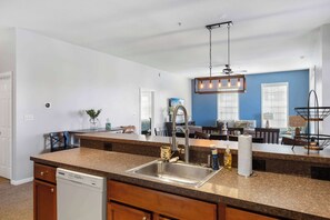 Condo, Plusieurs lits, foyer (Villages at Five Points - West) | Intérieur