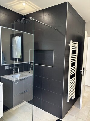 Douche, sèche-cheveux, serviettes fournies, savon