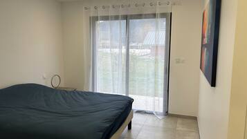 3 slaapkamers, een strijkplank/strijkijzer, gratis wifi, beddengoed