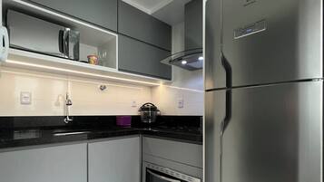 Een koelkast, een microgolfoven, een oven, een kookplaat