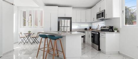 Frigorífic, microones, forn i placa de cuina