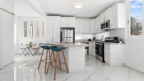 雪櫃、微波爐、焗爐、爐具