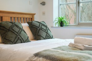 2 bedrooms, desk, iron/ironing board, travel crib