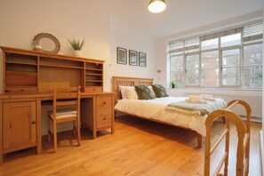 2 Schlafzimmer, Schreibtisch, Bügeleisen/Bügelbrett, Reisekinderbett