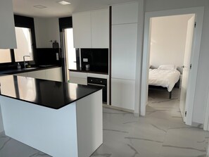 3 quartos, ferros/tábuas de passar roupa, berço de viagem