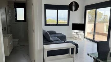 Een smart-tv en een tafeltennistafel