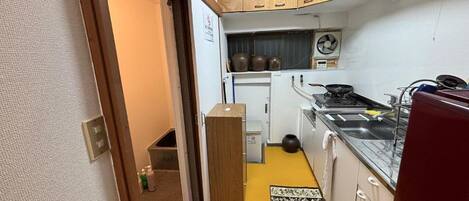 Refrigerador, microondas, parrilla de estufa y cafetera y tetera