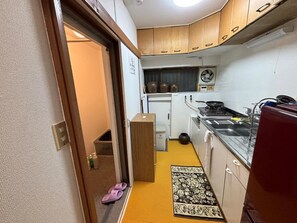 Frigorífico, microondas, placa de cocina y cafetera o tetera