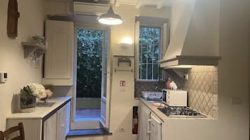 Cafetera/tetera, refrigerador, microondas, placa de cocina