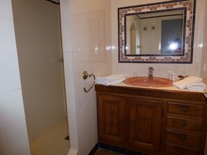 Asciugacapelli, asciugamani, sapone, carta igienica