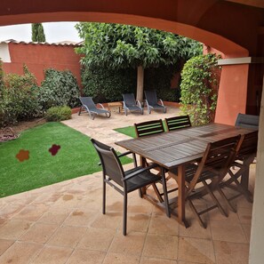 Outdoor dining - Pretty villa with swimming pool 300 m from Cala Rossa beach (Lecci)