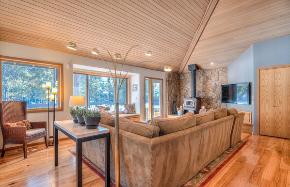 智能電視、壁爐、足球機、乒乓球設施