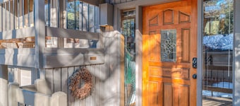 Relaxing 4BR Sunriver Retreat | Golf Views, Hot Tub, SHARC Passes, Game Room