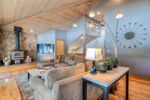 Relaxing 4BR Sunriver Retreat,Golf Views, Hot Tub, SHARC Passes, Game Room