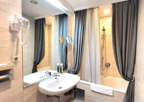 Junior Suite, Balcony, Mountain View | Bathroom | Free toiletries, hair dryer, bathrobes, slippers - Hotel Batzenhäusl (Innsbruck)