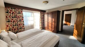 Family Suite, 1 Bedroom, Balcony, Mountain View
