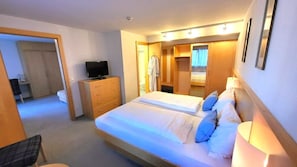 Junior Suite, Balcony, Mountain View | Minibar, in-room safe, desk, free WiFi - Hotel Batzenhäusl (Innsbruck)