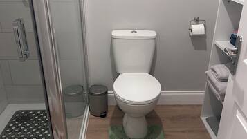 Haartrockner, Seife, Shampoo, Toilettenpapier