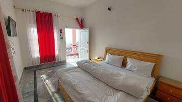 Deluxe Double Room, Mountain View | Soundproofing, iron/ironing board, free WiFi