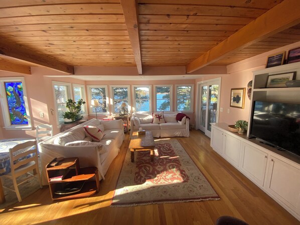 スマートテレビ、DVD プレーヤー、書庫