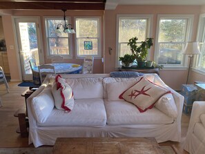 Smart TV, reproductor de DVD y libros 