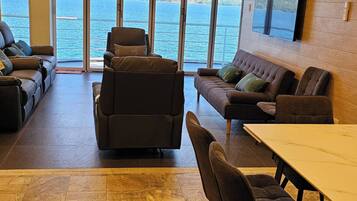 Apartment, 2 Bedrooms, Accessible, Smoking | Living room