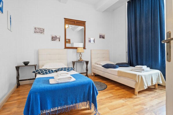 6 bedrooms, desk, iron/ironing board, free WiFi