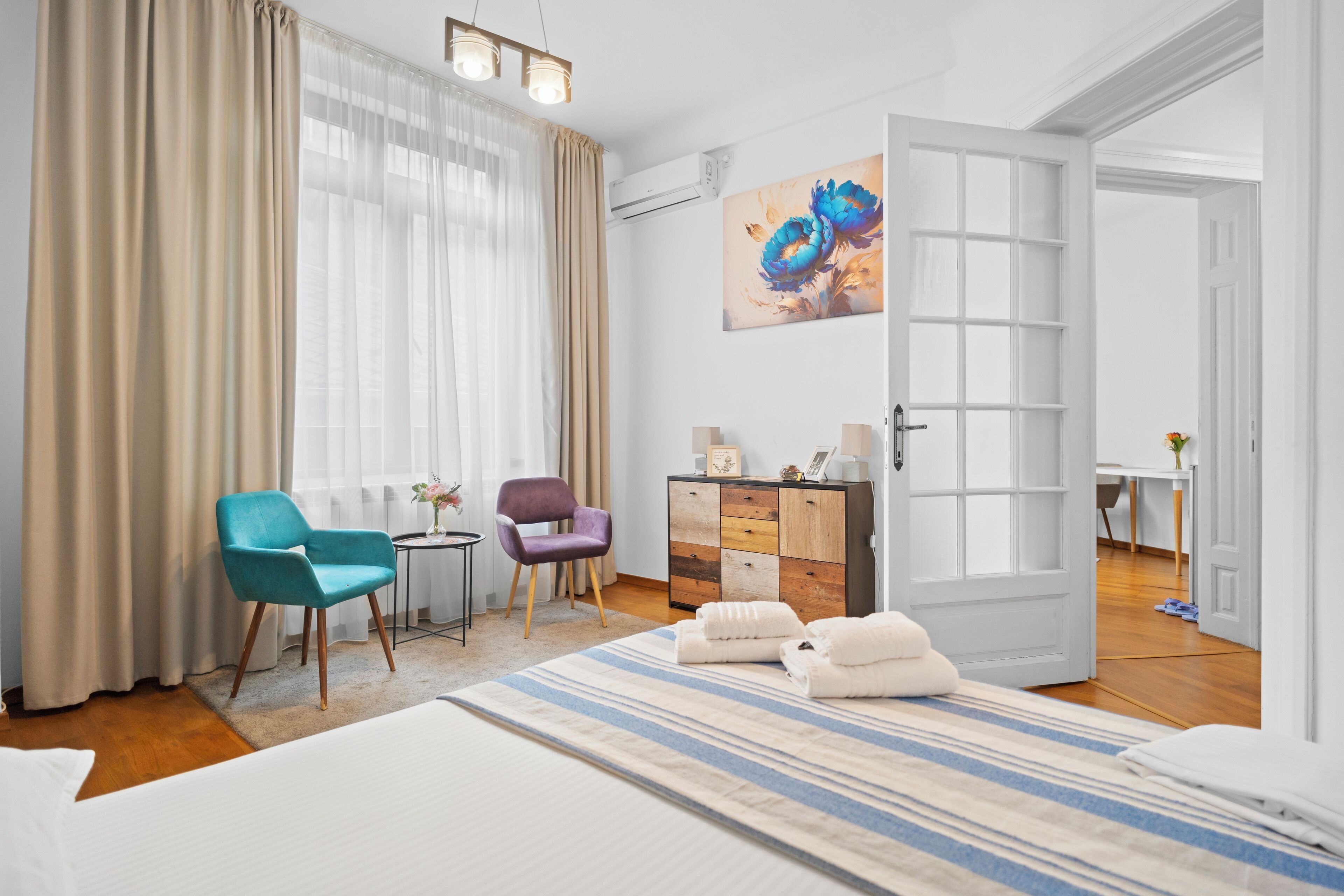 6 bedrooms, desk, iron/ironing board, free WiFi