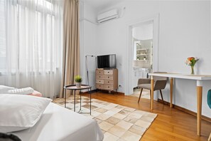 4 bedrooms, desk, iron/ironing board, WiFi