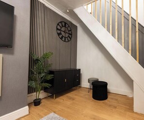Living room - Modern Townhouse-free Parking-game Room-w-ifi (Manchester)