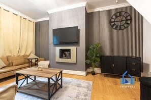 House, 2 Bedrooms, Fireplace, Garden View | Living room | Books - Modern Townhouse-free Parking-game Room-w-ifi (Manchester)