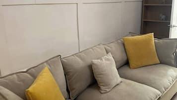 House, 2 Bedrooms, Fireplace, Garden View | Living area | Books