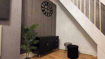 Maison, 2 chambres, cheminée, vue jardin | Salle de séjour | Livres