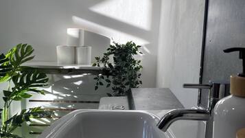 House, 2 Bedrooms, Fireplace, Garden View | Bathroom