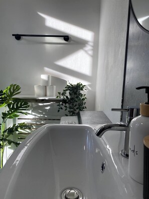 House, 2 Bedrooms, Fireplace, Garden View | Bathroom