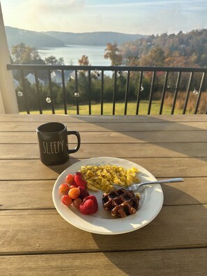 Outdoor dining - NORRIS LAKE COTTAGE W/AMAZING VIEW AT DEERFIELD RESORT, SLEEPS 6 (LaFollette)