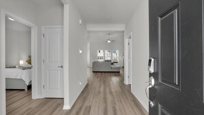 A hallway with a bed, a sofa, and a dining area. - Serene Stay in Savannah`s Residential Heaven (Savannah)