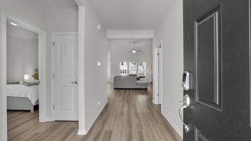 3 chambres, bureau, fer et planche à repasser, lit parapluie