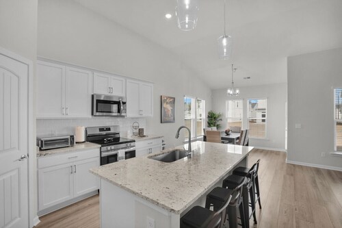 Serene Stay in Savannah`s Residential Heaven