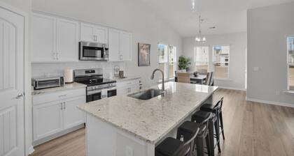 Serene Stay in Savannah`s Residential Heaven