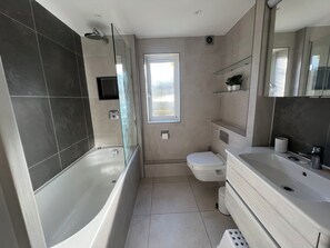 Dusche, Haartrockner, Handtücher, Seife