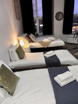 1 habitación, tabla de planchar con plancha, wifi y ropa de cama