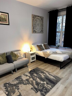 1 bedroom, iron/ironing board, WiFi, bed sheets - Luxe Wolf’s Quadruple Ensuite (London)