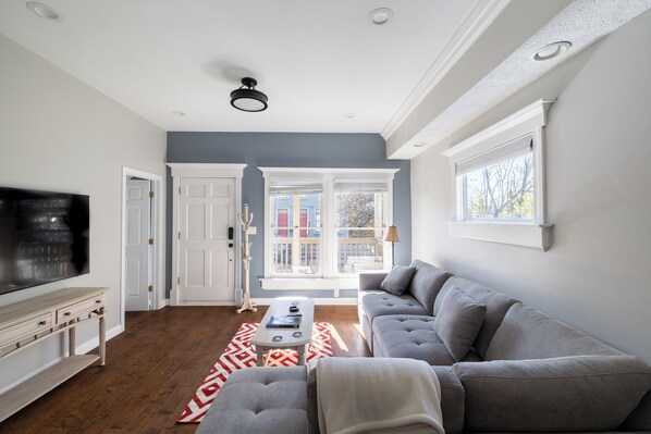 Smart TV, fireplace, books, offices - Spacious 5-bedroom house in the heart of downtown Indianapolis (Indianapolis)