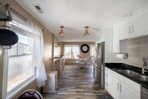 Fridge, microwave, oven, stovetop - Spacious 5-bedroom house in the heart of downtown Indianapolis (Indianapolis)