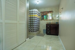 Shower, towels, soap, toilet paper - Lovely 1-bedroom apartment in Mandeville with WiFi, AC in safe and private area (Mandeville)